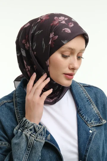 Rosel Desenli Koyu Mürdüm Eşarp, ön yakın çekim el kulağa yakın stüdyo denim ceket – Kardan Urban Edit