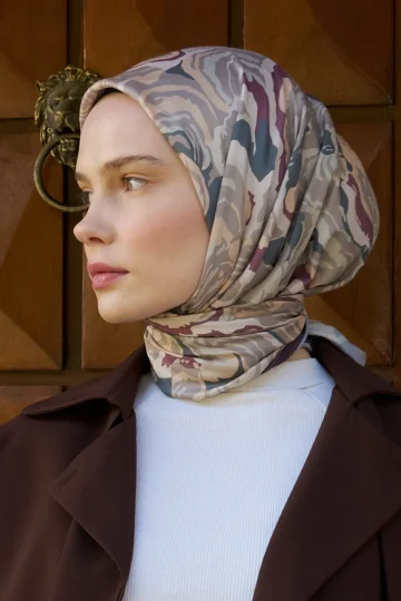 Sedef Desenli Bordo Eşarp, sol profil yakın çekim ahşap kapı önünde – Kardan Urban Edit