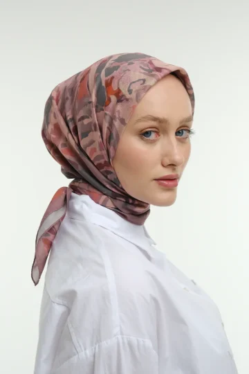 Spiral Desenli Krem Pudra Eşarp, sol 3/4 ön yarım boy düğüm solda – Kardan Urban Edit