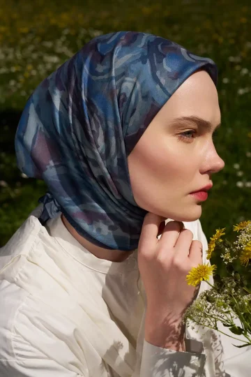 Spiral Desenli Mavi Eşarp, sol profil yakın çekim çiçek buketi ile açık hava – Kardan Urban Edit