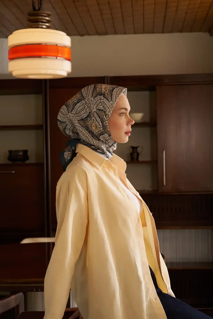 Tessera Desenli Mavi Eşarp, sol profil tam boy çekim sarı gömlek iç mekan retro 60s lamba – Kardan Urban Edit