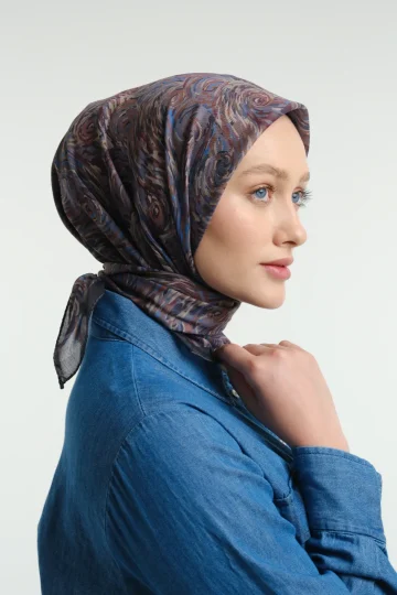 Vera Desenli Nefti Yeşili Eşarp, ön 3/4 yakın çekim denim gömlek – Kardan Urban Edit